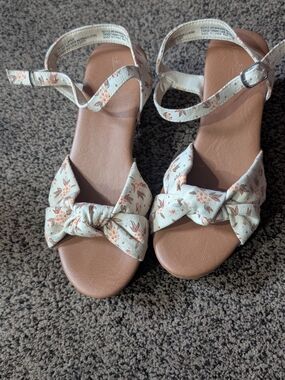 Universal Thread Floral Knot Wedge Sandals in Cream and Brown
